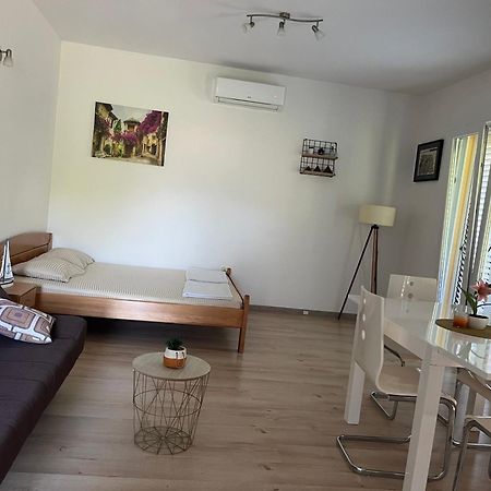 Apartman Iskra Apartment Bijela Luaran gambar