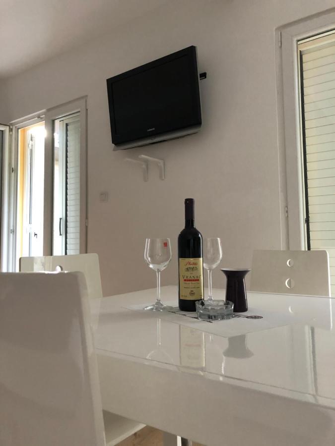 Apartman Iskra Apartment Bijela Luaran gambar