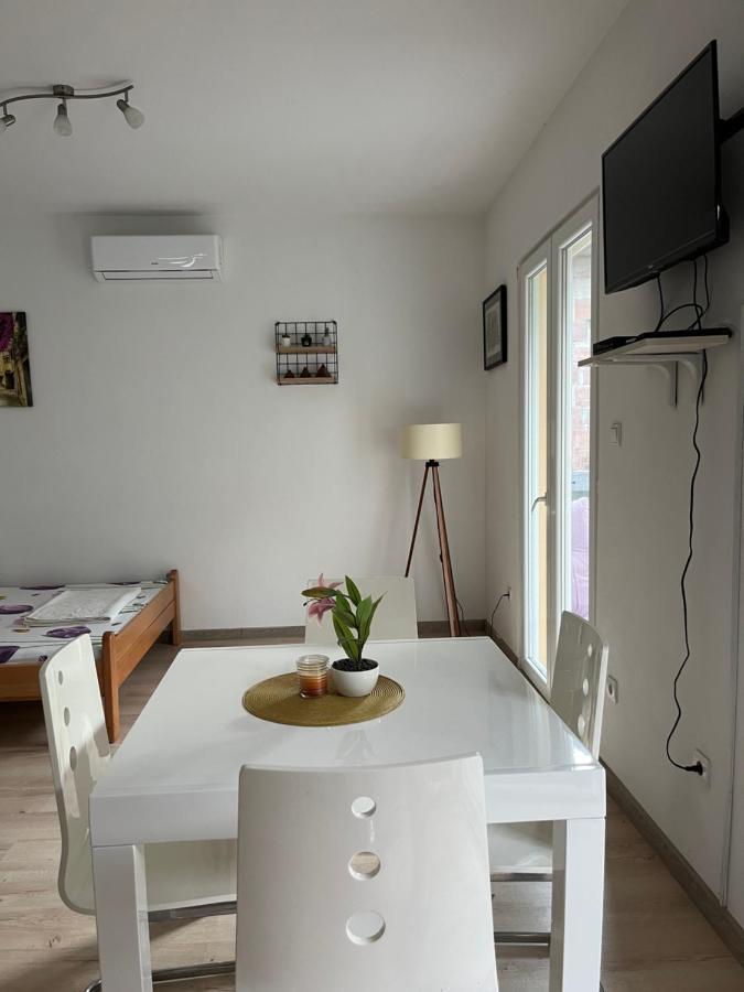 Apartman Iskra Apartment Bijela Luaran gambar