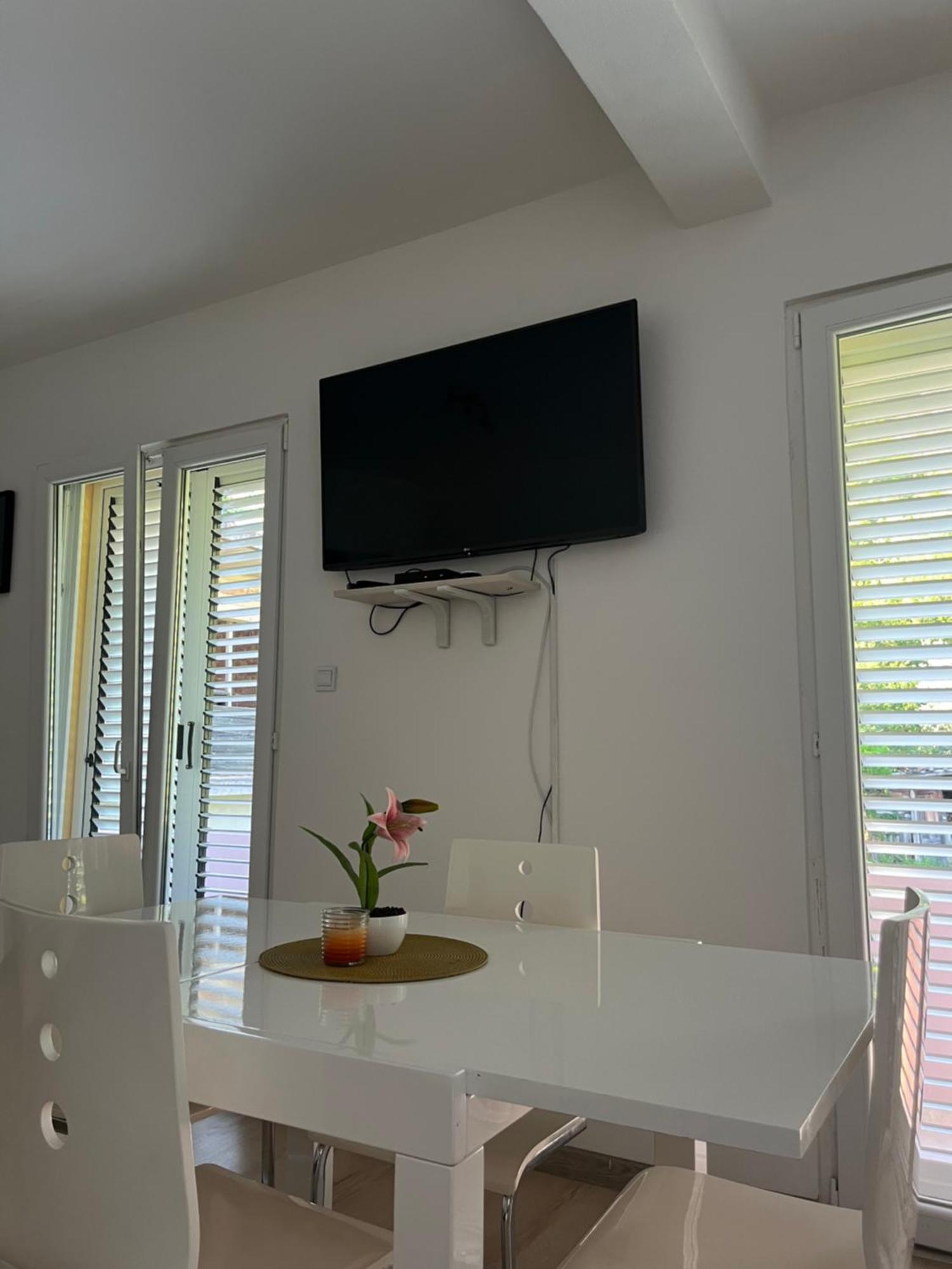 Apartman Iskra Apartment Bijela Luaran gambar