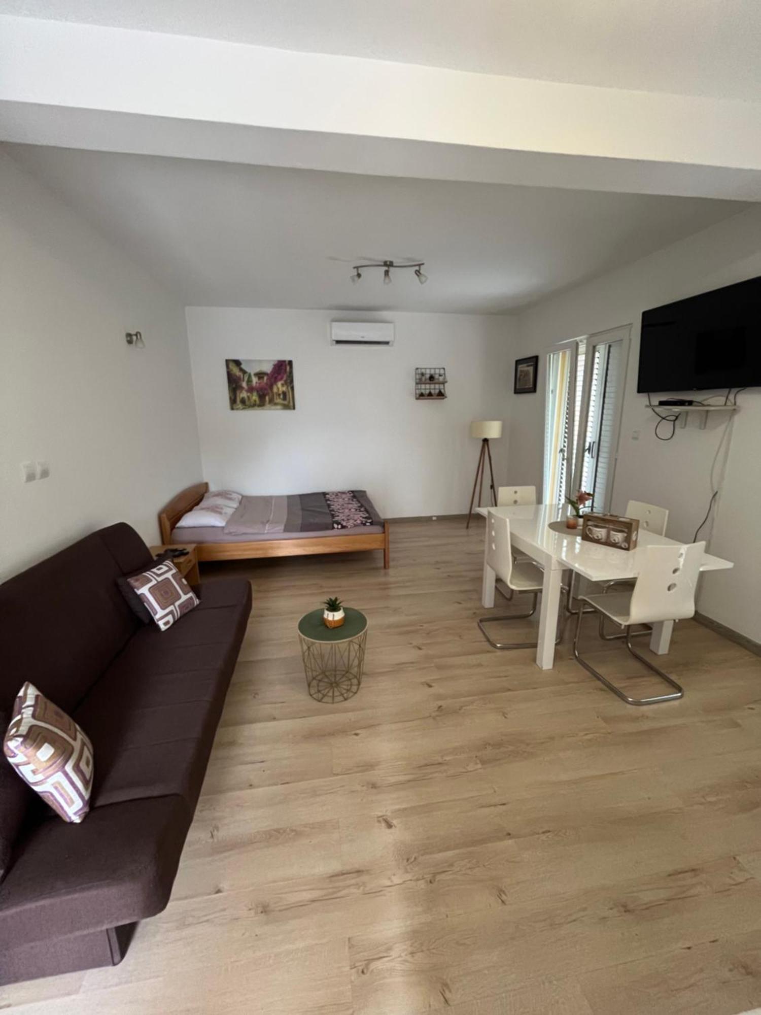 Apartman Iskra Apartment Bijela Luaran gambar