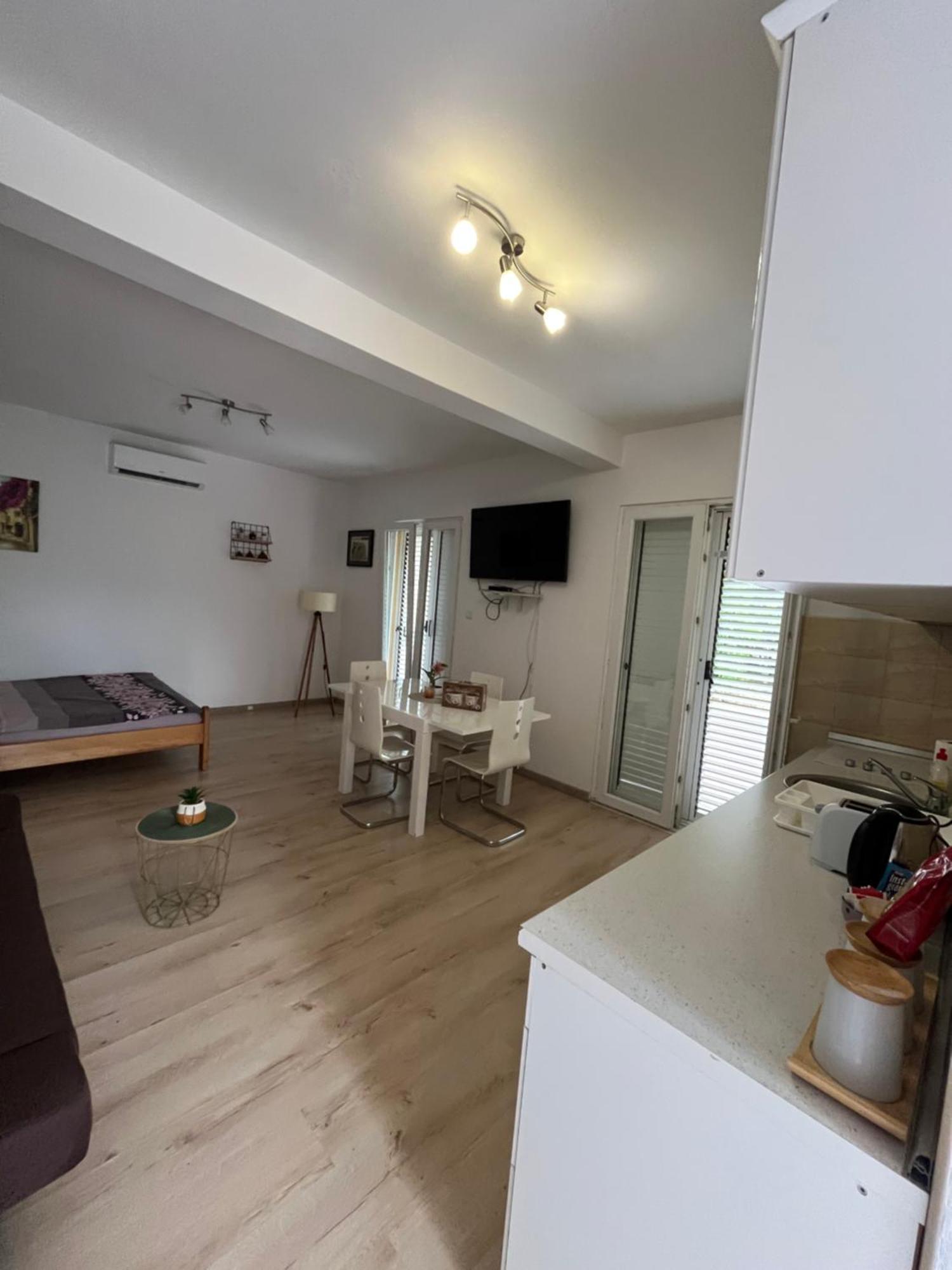 Apartman Iskra Apartment Bijela Luaran gambar